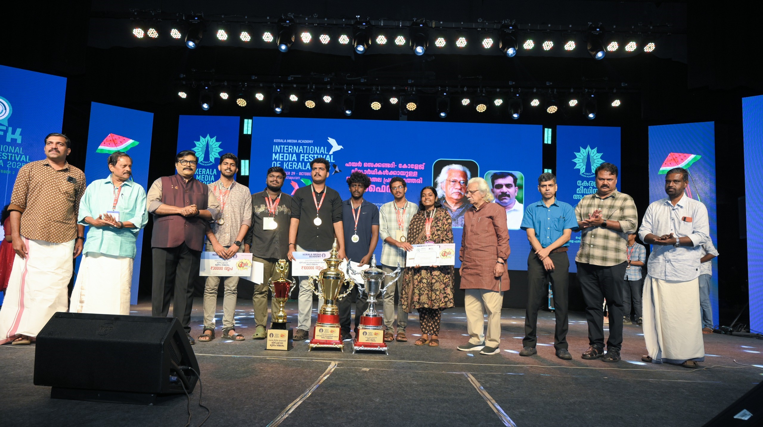 ക്വിസ് പ്രസ്സ് വിജയികൾക്ക് സമ്മാനം നൽകി  അടൂർ ഗോപാലകൃഷ്ണൻ